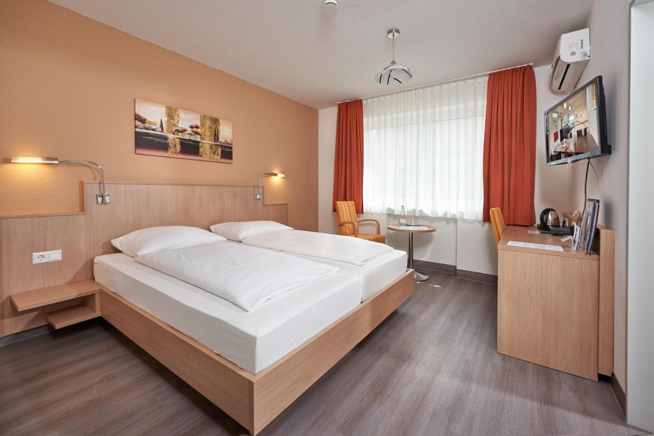 Hotel Touristik Нойенбург ам Рейн Екстериор снимка