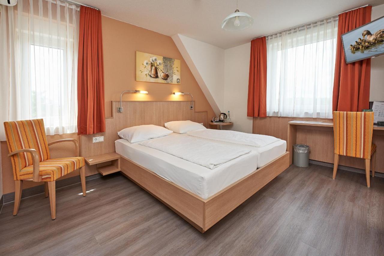Hotel Touristik Нойенбург ам Рейн Екстериор снимка