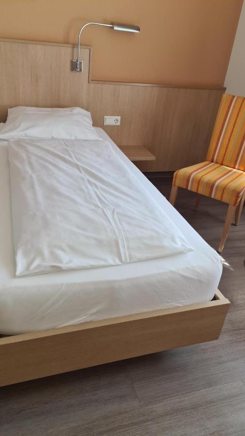 Hotel Touristik Нойенбург ам Рейн Екстериор снимка